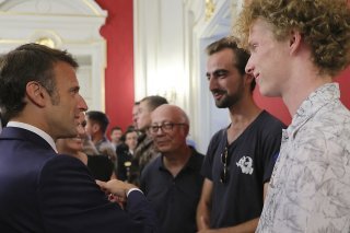 "Vous avez été formidables", a lancé le chef de l'Etat lors d'une cérémonie à Annecy qui lui a permis de dire "sa gratitude et sa fierté" aux policiers, pompiers, soignants et témoins du drame qui ont tenté de s'interposer.